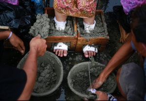 Increíble protesta en Indonesia donde se cubren los pies con cementos 