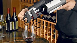Conozca el dispositivo con el que puede beber vino sin quitar el corcho