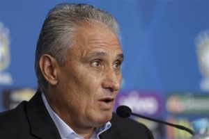 El técnico de la selección de Brasil, Tite, habla en conferencia de prensa para anunciar la convocatoria para las eliminatorias mundialistas el viernes, 3 de marzo de 2017, en Sao Paulo. (AP Photo/Andre Penner)