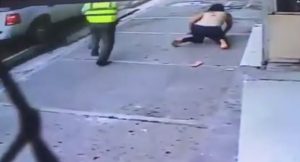Video muestra hombre motorizado que asalta mujer frente a agente AMET
