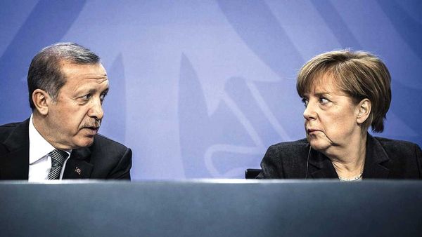 Recep Tayyip Erdogan acusó a Angela Merkel de "apoyar el terrorismo" y la alemana calificó sus dichos de "aberrantes"