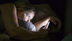 La importante razón por la que deberías dejar de usar tu celular en la cama
