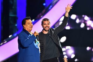 Juanes rinde homenaje a Juan Gabriel en México