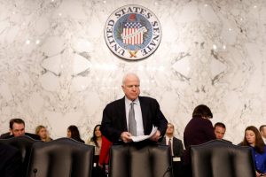 McCain pide a Trump que se retracte por acusación contra Obama o dé pruebas