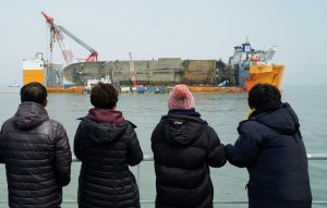 Posible hallazgo del cadáver de una víctima del ferri surcoreano naufragado