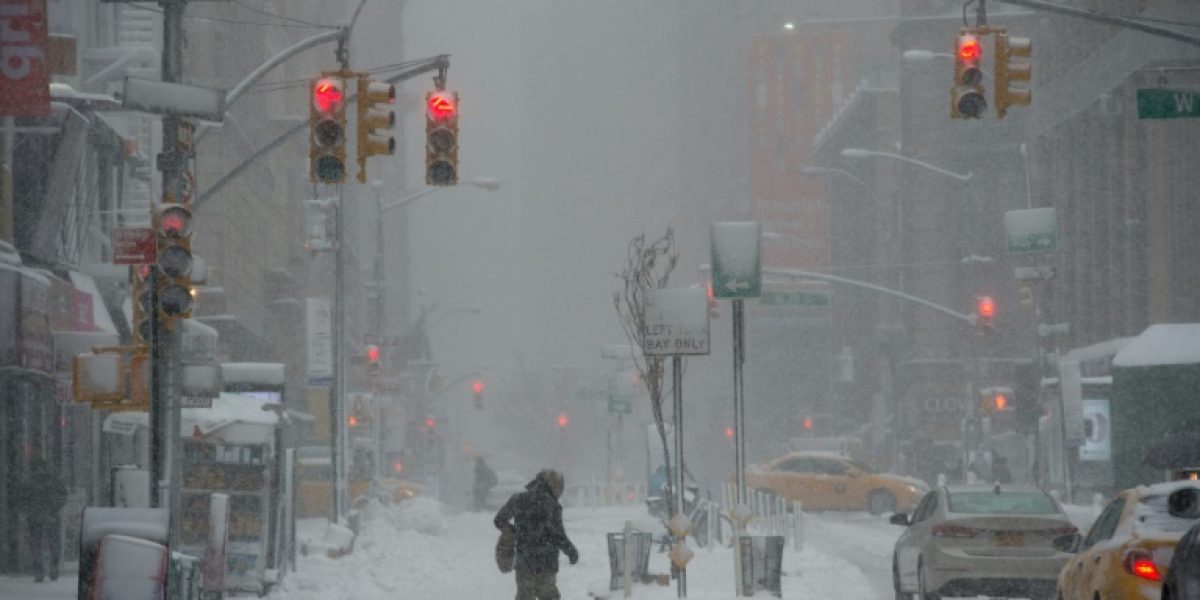 Nueva York se prepara para su peor tormenta de nieve, casi en primavera