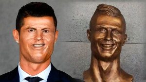 Escultura de Cristiano Ronaldo alborota memes en redes
