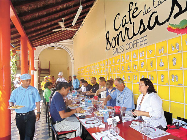 “Café de las Sonrisas”primera cafetería atendida por sordos en Nicaragua