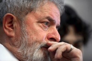 El expresidente brasileño Luiz Inácio Lula da Silva ignoró hoy la declaración que deberá hacer este martes ante un juez como reo y asistió a un congreso campesino