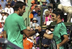 El suizo Roger Federer (derecha) estrecha la mano del argentino Juan Martín del Potro, tras vencerlo en el Abierto de Miami, el lunes 27 de marzo de 2017 (AP Foto/Luis M. Alvarez)