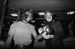 En esta foto de archivo del 23 de marzo de 1976, el boxeador colombiano Rodrigo Valdés, izquierda, comparte con el actor Omar Sharif en una reunión en París. Valdés fallecio el miércoles, 15 de marzo de 2017.  (AP Photo/Levy, File)