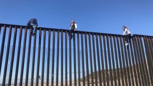Un diputado mexicano se subió al muro con EEUU para demostrarle a Trump que es "fácil de saltar"