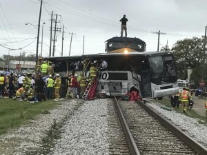 Al menos tres muertos deja el choque de un tren contra un autobús en Misisipi