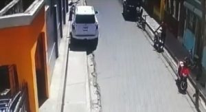 Cámara capta cuando desconocido roba motocicleta de reportero gráfico en Dajabón