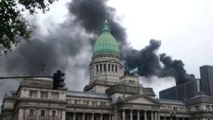 Evacúan edificio del Congreso argentino por incendio en una terraza