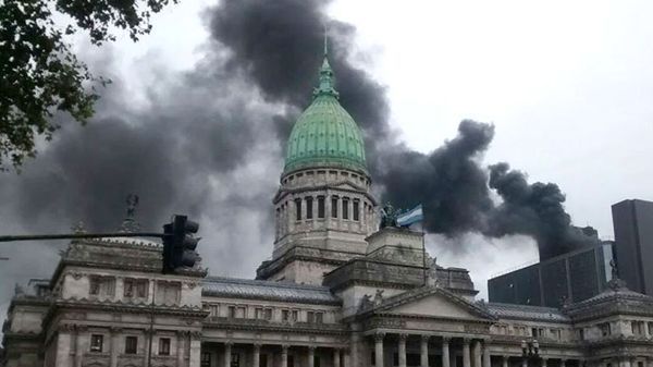 Evacúan edificio del Congreso argentino por incendio en una terraza