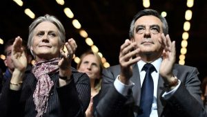 El candidato conservador francés François Fillon y su esposa serán acusados por el escándalo del trabajo falso