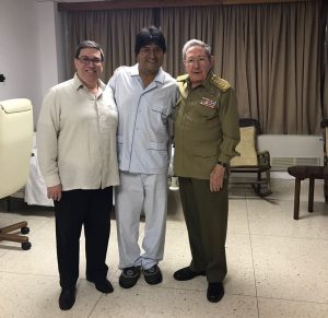 El presidente de Cuba, Raúl Castro, y su canciller, Bruno Rodríguez, visitaron hoy al presidente de Bolivia, Evo Morales, en el hospital de La Habana donde se encuentra internado y se recupera de una infección vírica y una sinusitis.
