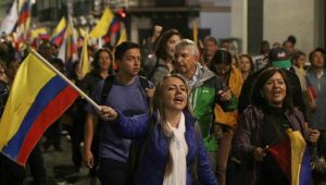 Ecuatorianos permanecen en las calles para exigir a las autoridades electorales el reconteo de votos de las elecciones presidenciales