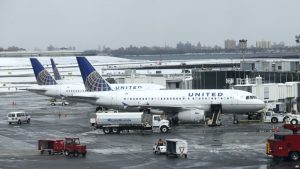 La línea aérea United Airlines soluciono altercado con pasajero que desalojó de vuelo