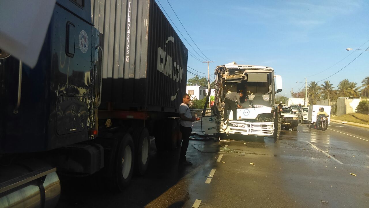 Despachan heridos en accidente entre autobús y patana en tramo San Pedro de Macorís-La Romana