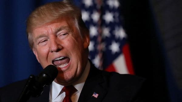 Trump dice estar "muy orgulloso" del lanzamiento de "la madre de todas las bombas" en Afganistán