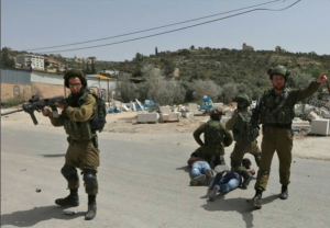 Una palestina apuñala a una guardia israelí