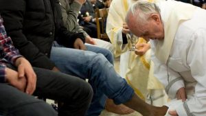 Papa Francisco lava pies a 12 presos en prisión de máxima seguridad