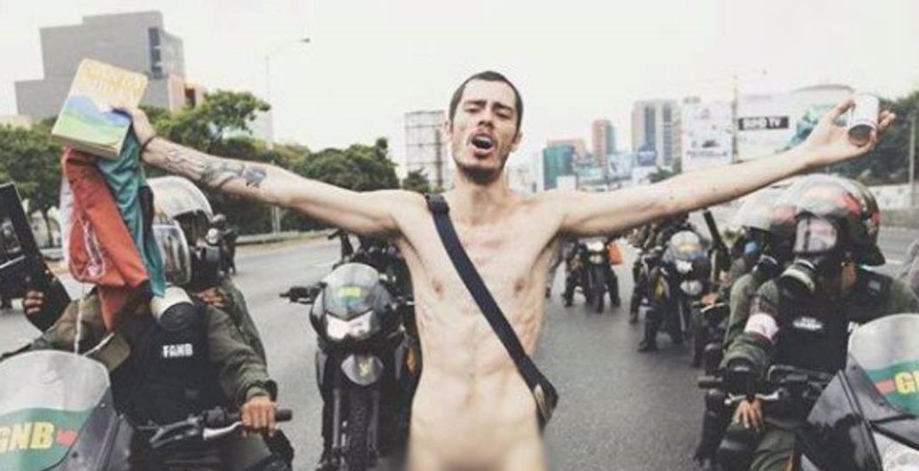 Desnudo y con la biblia en la mano, enfrentó a una tanqueta de la policía chavista