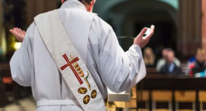 Chileno demanda a la Iglesia por violación de un sacerdote que tenía sida