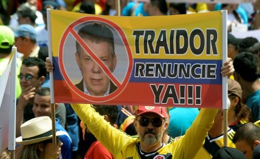 Miles marchan en Colombia liderados por Uribe bajo el lema "¡No más Santos!"