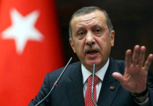 Presidente turco gana referendo y obtiene poderes