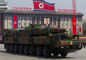 Corea del Norte despliega misiles aparentemente nuevos mientras se acercan buques de EEUU