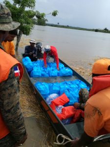 Usan lanchas para llevar ayuda a localidades inundadas en Bajo Yuna

