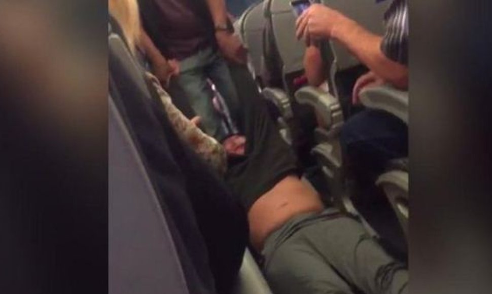 Pasajero expulsado de vuelo United Airlines demandará