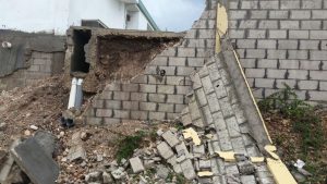 Se desploma pared de escuela en Barahona