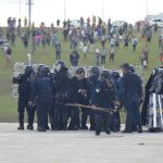 Miles de indígenas intentaron irrumpir en el Congreso de Brasil armados con flechas