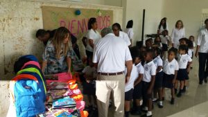 Una pareja solidaria: Álex Rodríguez y Jennifer López entregan útiles escolares en La Romana