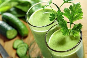 Los sorprendentes beneficios de los jugos verdes para la salud (+receta)