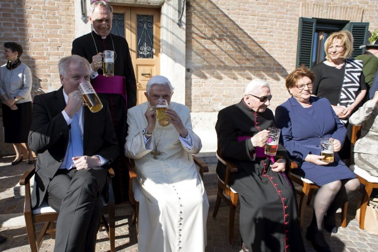 Benedicto XVI celebró su 90 cumpleaños con una fiesta bávara y cerveza