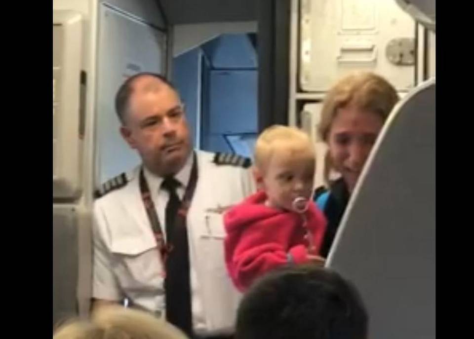 Otra mala experiencia en el aire: Auxiliar de American Airlines supuestamente golpeó a pasajera