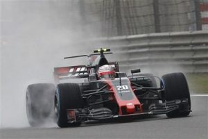 El piloto danés de Haas Kevin Magnussen maneja su monoplaza en la primera sesión de prácticas para el Gran Premio de China de Fórmula 1, en el circuito internacional de Shangai, China, el viernes 7 de abril de 2017. (AP Foto/Andy Wong)