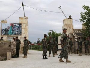Afganistán declara duelo nacional tras ataque a base militar, víctimas superan las 100