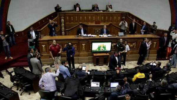 Parlamento venezolano aprueba acuerdo ruptura del hilo constitucional y golpe de Estado