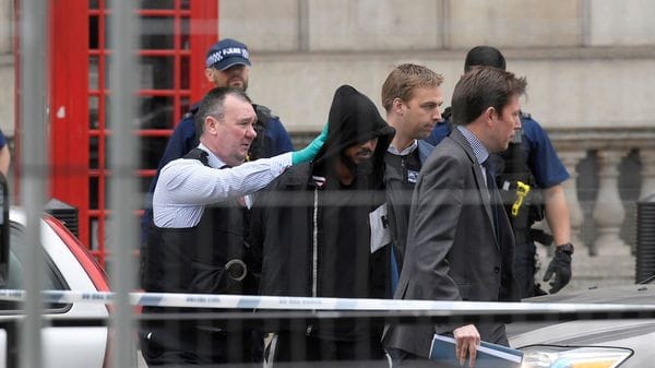 Londres: Detienen a hombre con cuchillos cerca de Parlamento