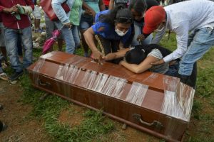 Colombia sepulta a los muertos por el alud y prepara la reconstrucción
