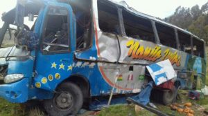 Al menos 12 muertos tras precipitarse autobús en Bolivia