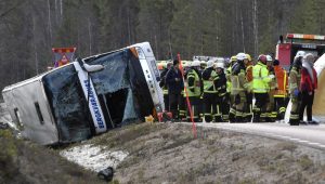 Choca autobús con estudiantes en Suecia; tres muertos