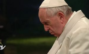 El papa Francisco presencia el Vía Crucis en Roma