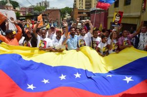 Opositores venezolanos marchan a cárceles a exigir libertad de “presos políticos”